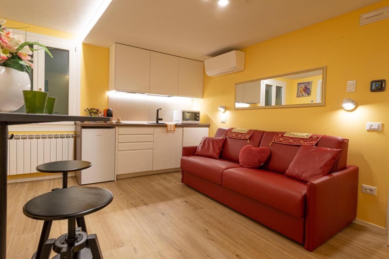 Nina Sweet In Apartment Venedig